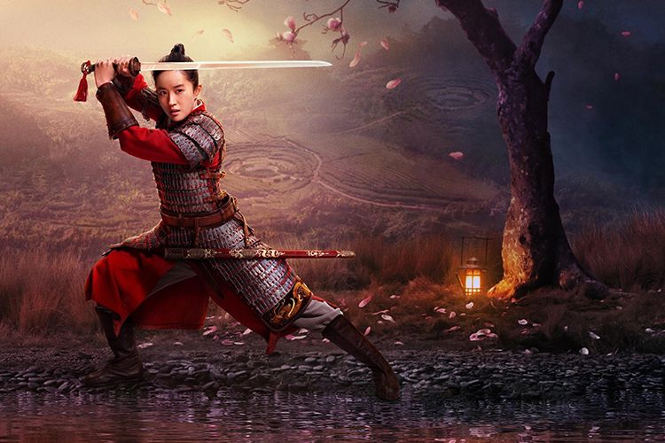 مولان در لباس ارتش چین در حال انجام هنرهای رزمی در فیلم Mulan
