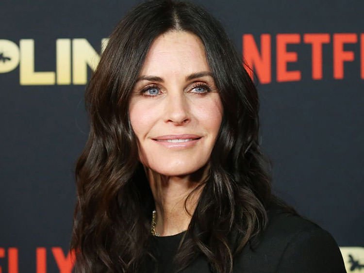 courteney Cox با پس زمینه لوگوی نتفلیکس