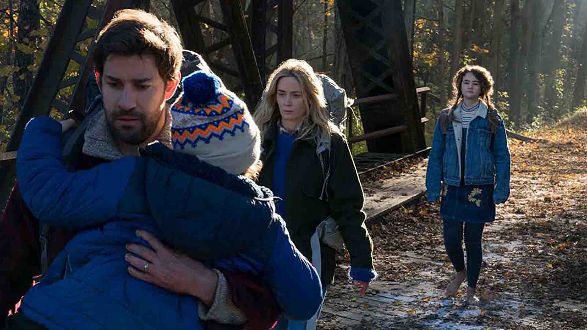 امیلی بلانت و جان کرازینسکی در حال گذشتن از پل در فیلم A Quiet Place