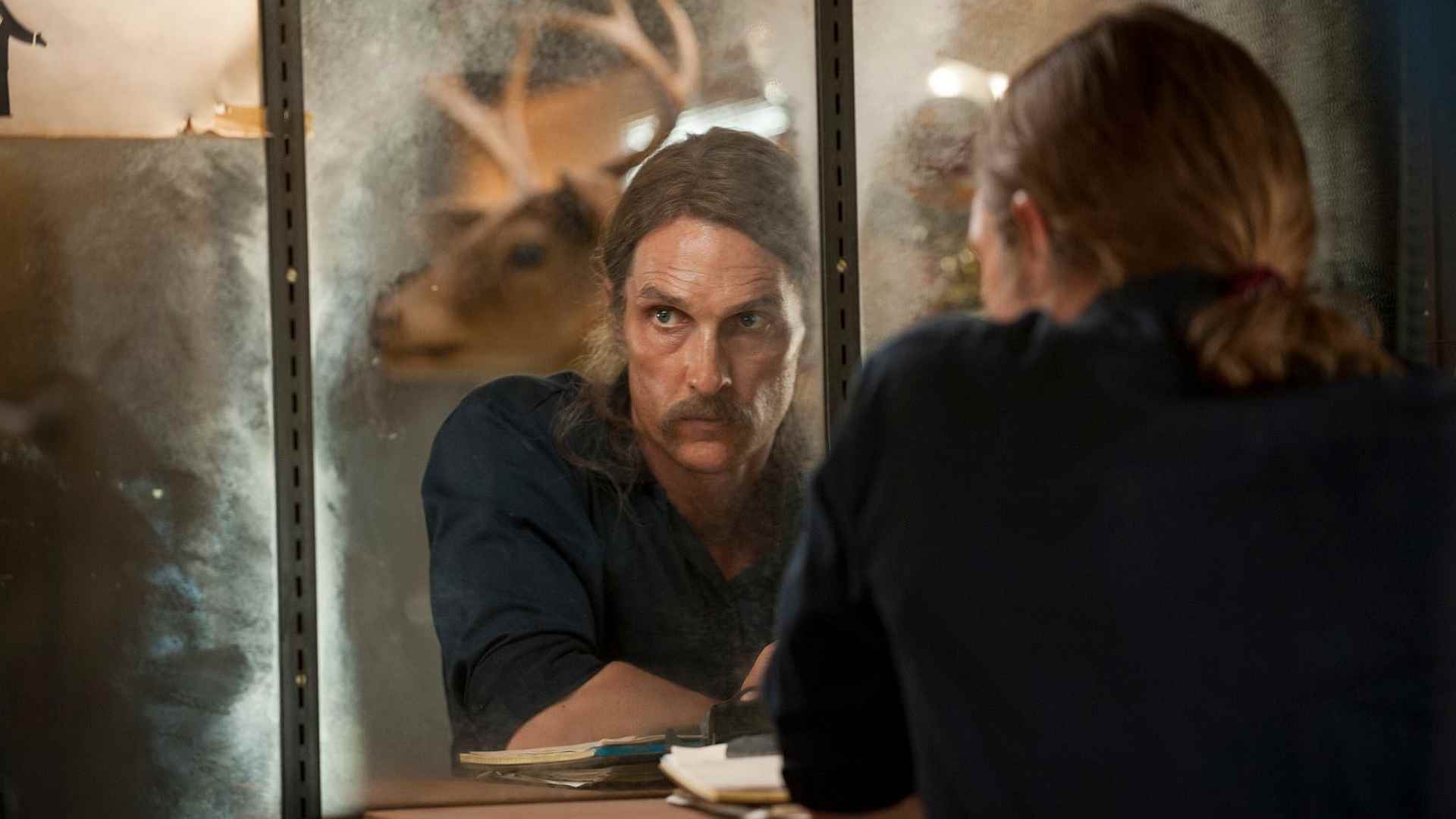 شخصیت راست کول جلوی یک آیینه در سریال True detective