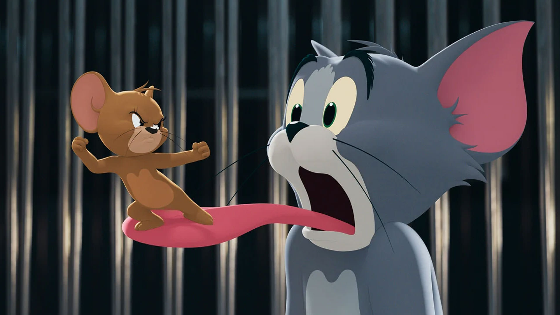 فیلم لایو اکشن Tom and Jerry با مشت زدن موش یعنی جری به صورت تام در حال ایستادن روی زبان گربه پشت میله ها